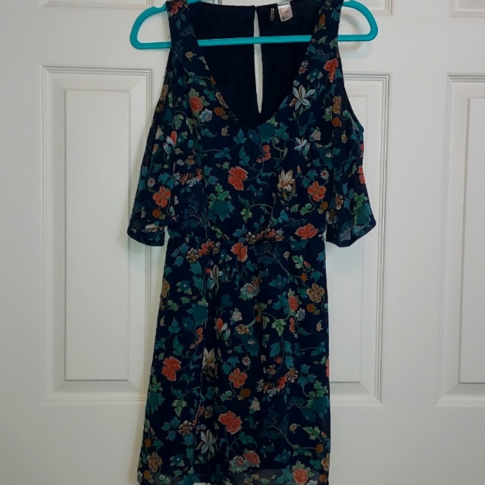 Divided H & M  floral cold shoulder, key hole back  dress Size 6